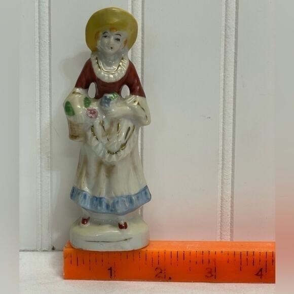 Vintage Ceramic Hand painted Colonial Woman mini figurine - Picture 7 of 11